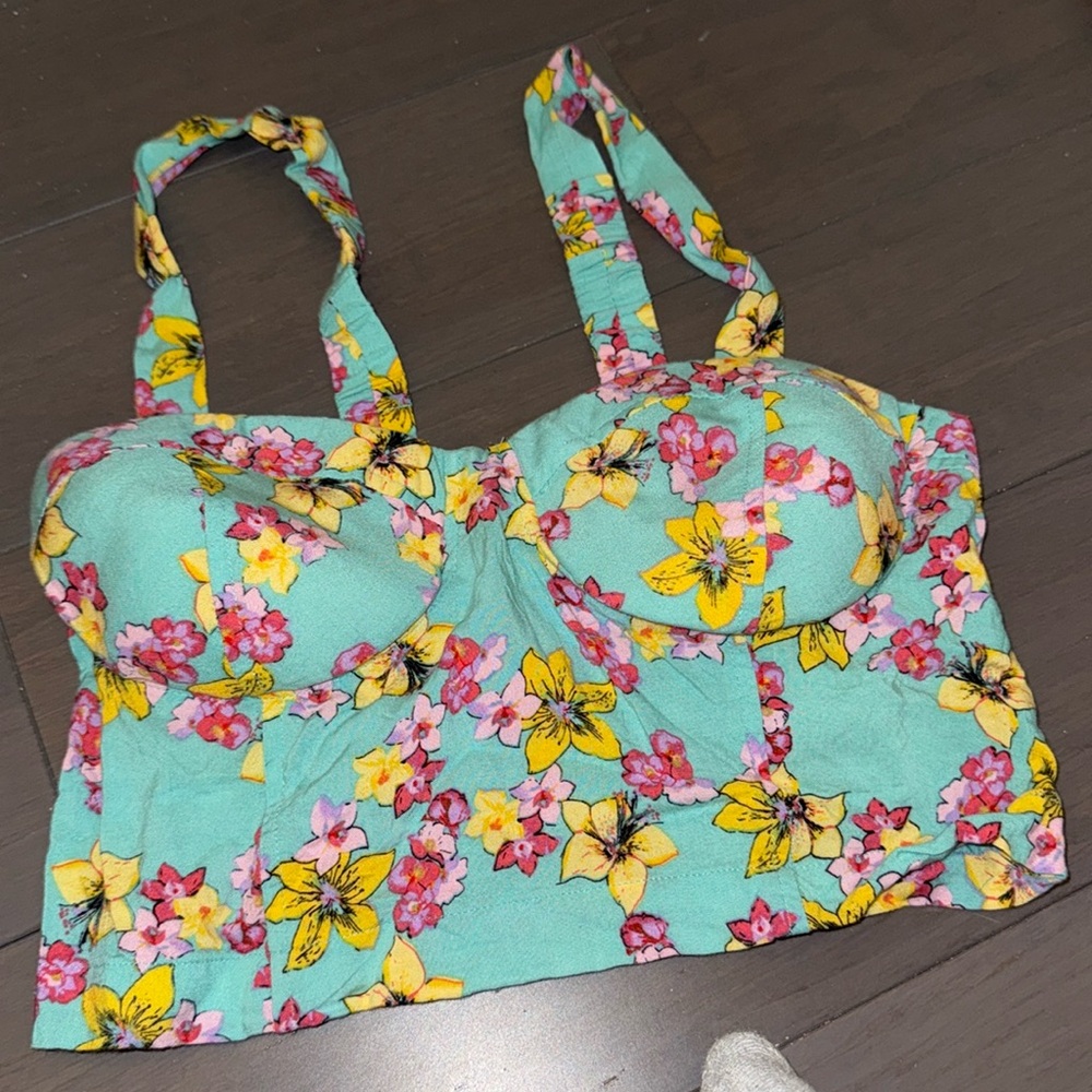 Crop top with cups